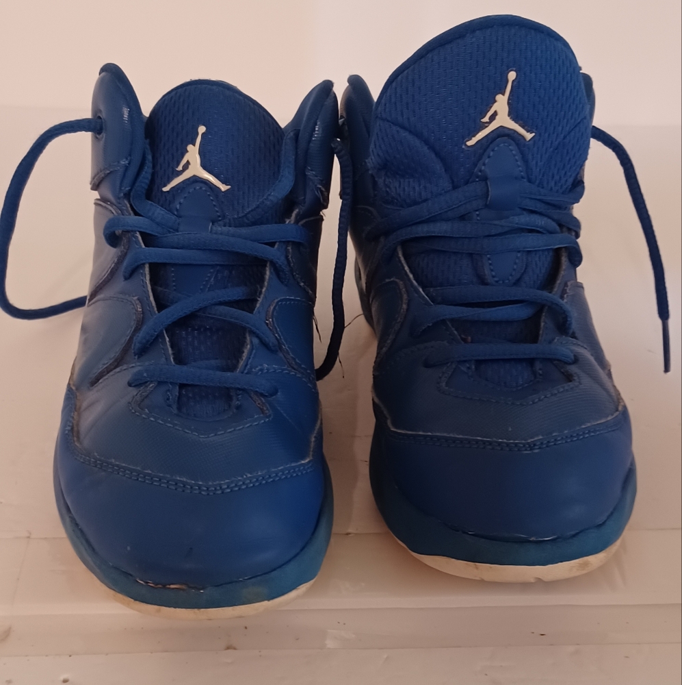 Kids NWOT Blue Athletic Shoes Basketball Emblem Size 3.5